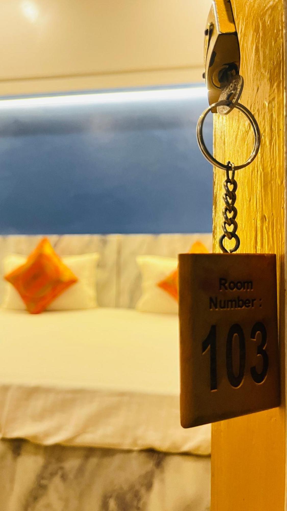 Vibe N Joy Hotel Varanasi Eksteriør billede