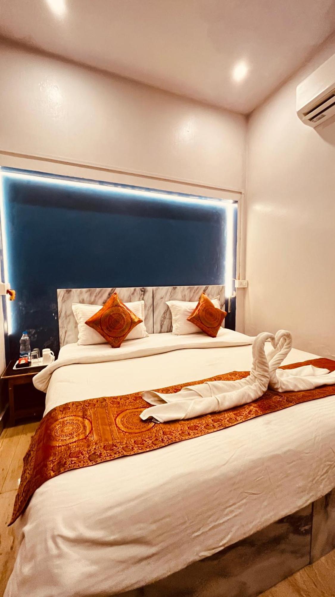 Vibe N Joy Hotel Varanasi Eksteriør billede