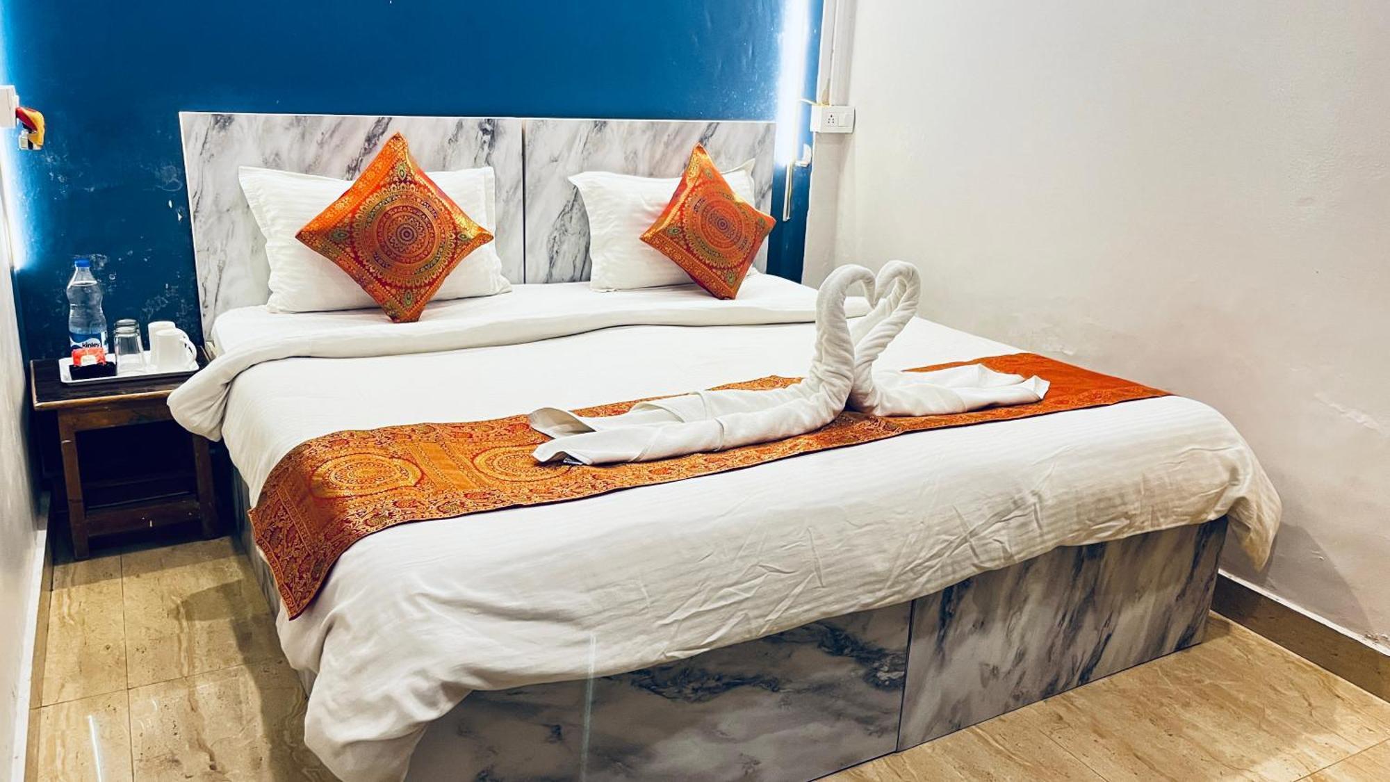 Vibe N Joy Hotel Varanasi Eksteriør billede