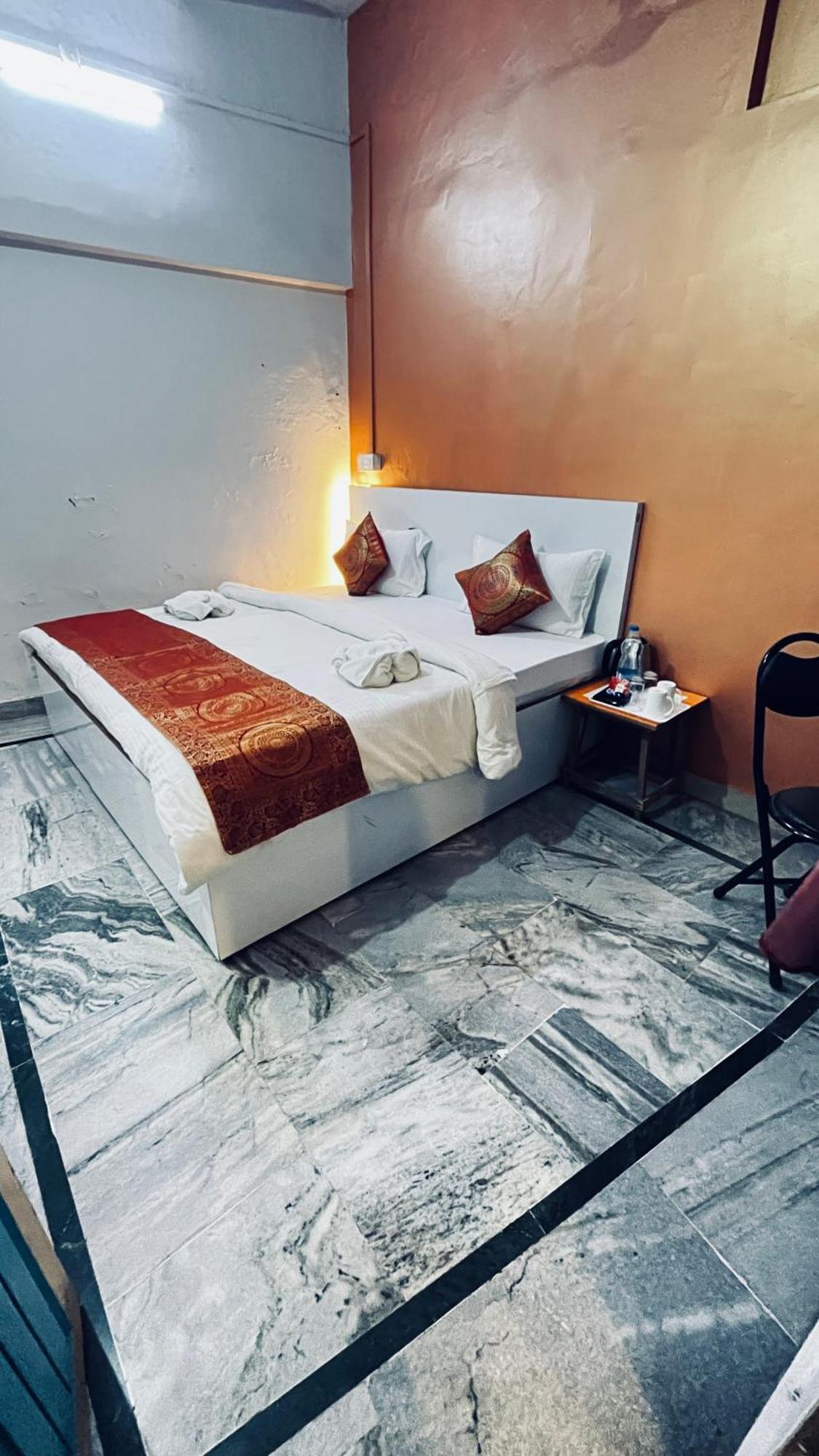 Vibe N Joy Hotel Varanasi Eksteriør billede
