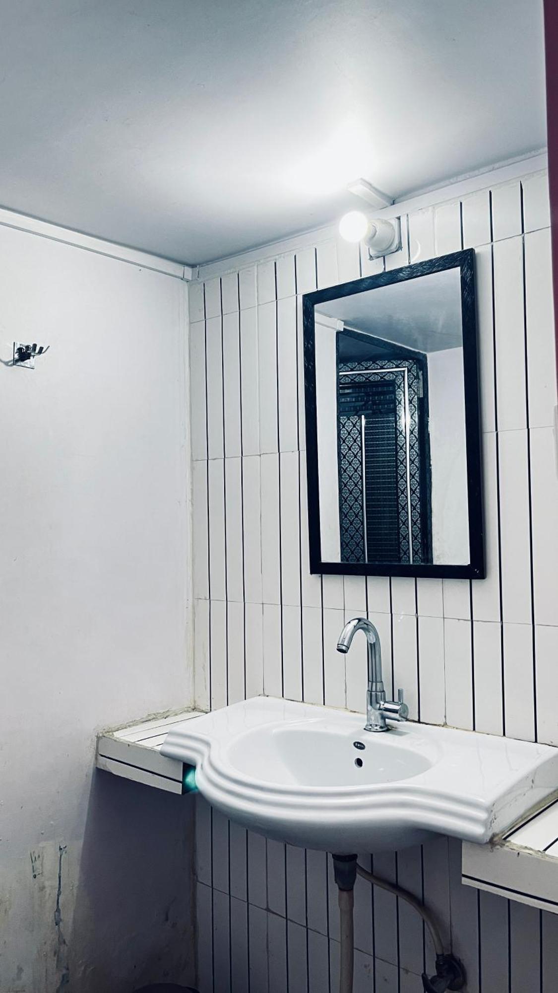 Vibe N Joy Hotel Varanasi Eksteriør billede