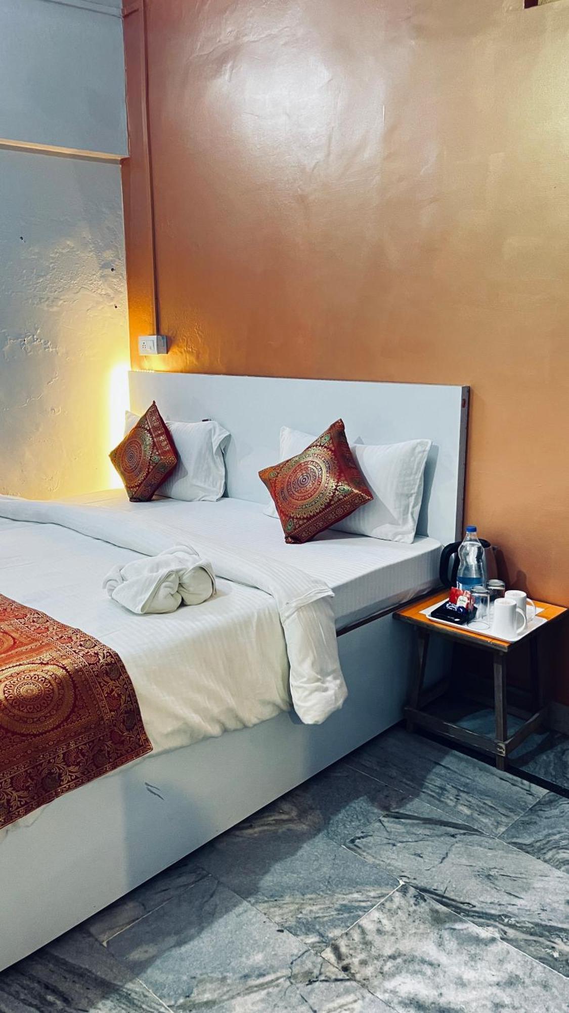 Vibe N Joy Hotel Varanasi Eksteriør billede
