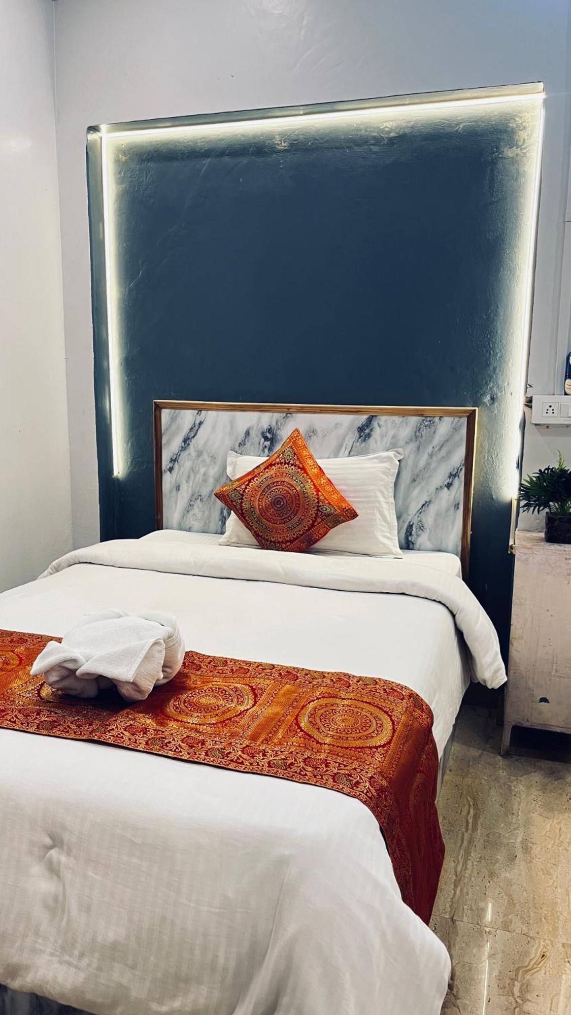 Vibe N Joy Hotel Varanasi Eksteriør billede